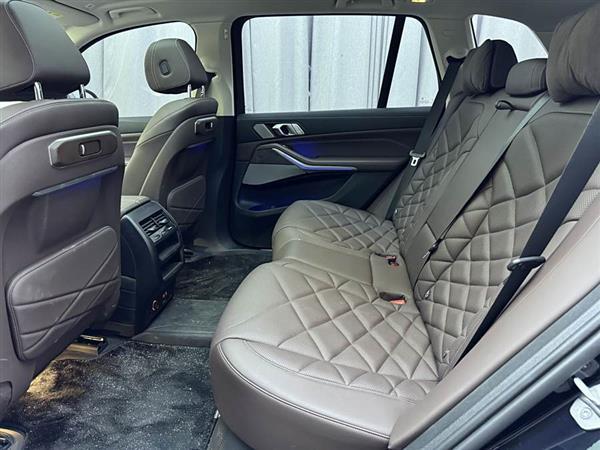 宝马X5 2023款 xDrive 30Li 尊享型M运动曜夜套装