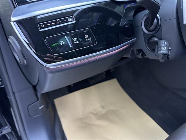 奥迪A8 2024款 A8L 55 TFSI quattro 旗舰型