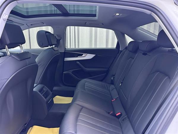 奥迪A4L 2022款 40 TFSI 时尚动感型