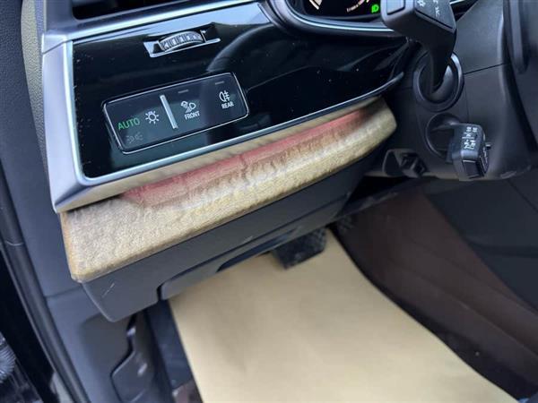 奥迪Q7 2023款 55 TFSI quattro S 尊贵型