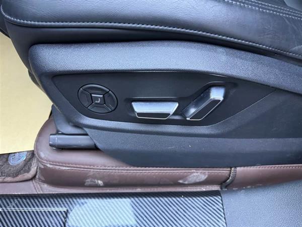 奥迪Q7 2023款 55 TFSI quattro S 尊贵型
