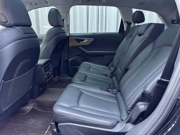 奥迪Q7 2023款 55 TFSI quattro S 尊贵型