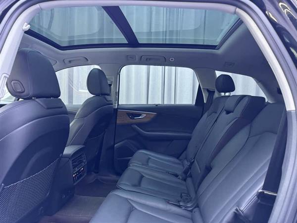 奥迪Q7 2023款 55 TFSI quattro S 尊贵型