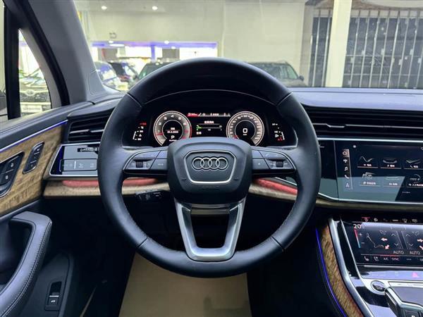 奥迪Q7 2023款 55 TFSI quattro S 尊贵型