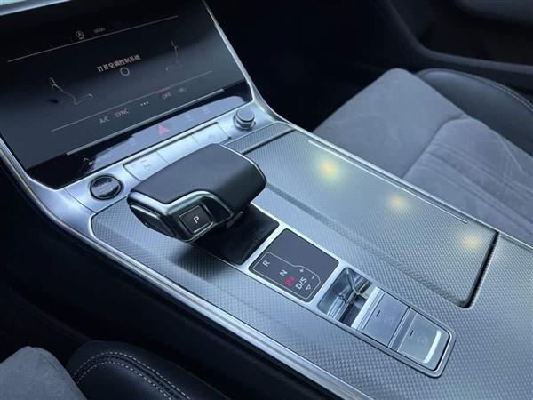 奥迪A6L 2023款 改款 45 TFSI 臻选动感型