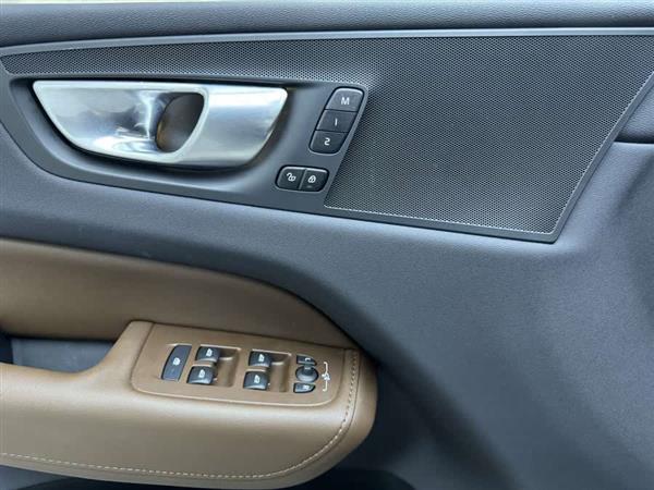 沃尔沃XC60 2024款 B5 四驱智远豪华版