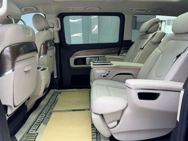 奔驰V级 2022款 V 260 L 长轴距尊贵版