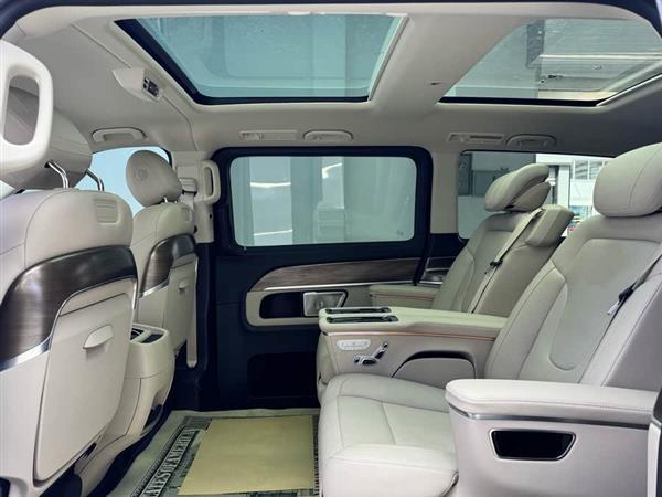 奔驰V级 2022款 V 260 L 长轴距尊贵版