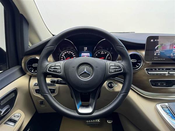 奔驰V级 2022款 V 260 L 长轴距尊贵版