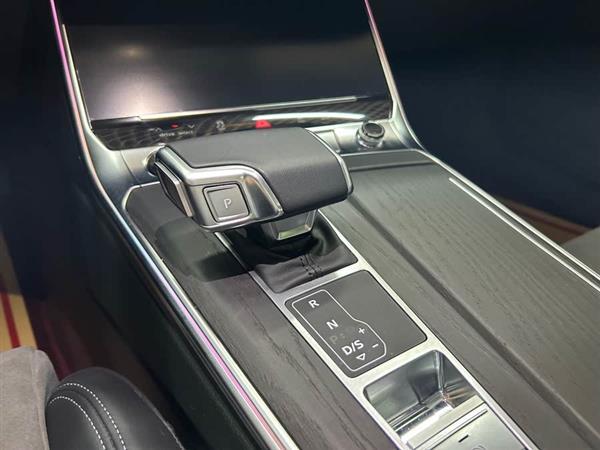 奥迪A6L 2024款 45 TFSI quattro 臻选动感型