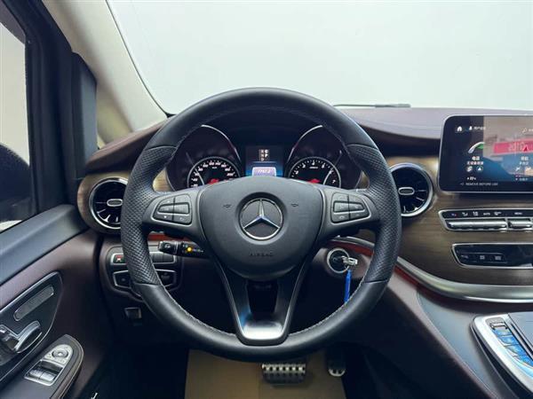 奔驰V级 2022款 V 260 L 长轴距尊贵版