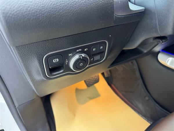 奔驰GLB 2023款 GLB 220 4MATIC