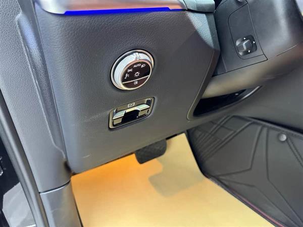奔驰GLC 2023款 GLC 300 L 4MATIC 动感型 5座