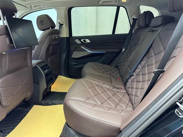宝马X5 2023款 xDrive 30Li 尊享型M运动曜夜套装