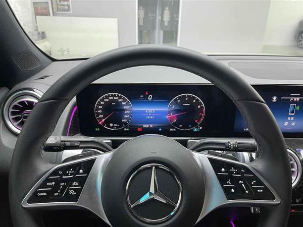 奔驰GLB 2024款 GLB 220 动感型