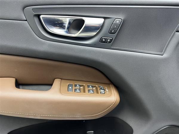 沃尔沃XC60 2024款 B5 四驱智远豪华版