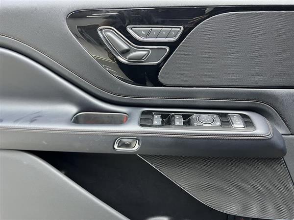 飞行家 2022款 3.0T V6 四驱尊雅版