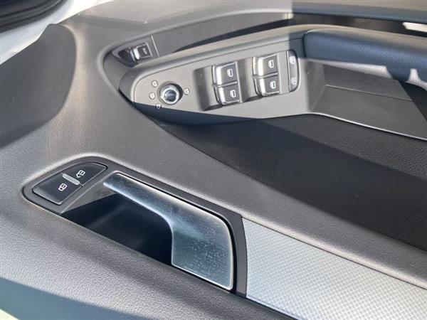 奥迪A4L 2016款 35 TFSI 典藏版 自动标准型