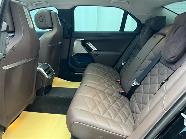 宝马i7 2023款 eDrive50L 领先M运动套装
