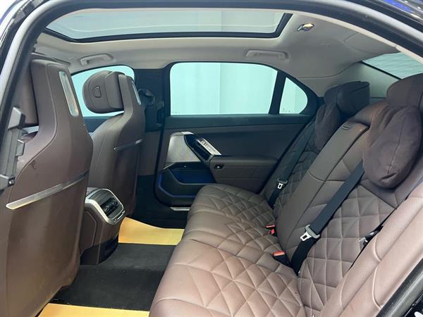 宝马i7 2023款 eDrive50L 领先M运动套装