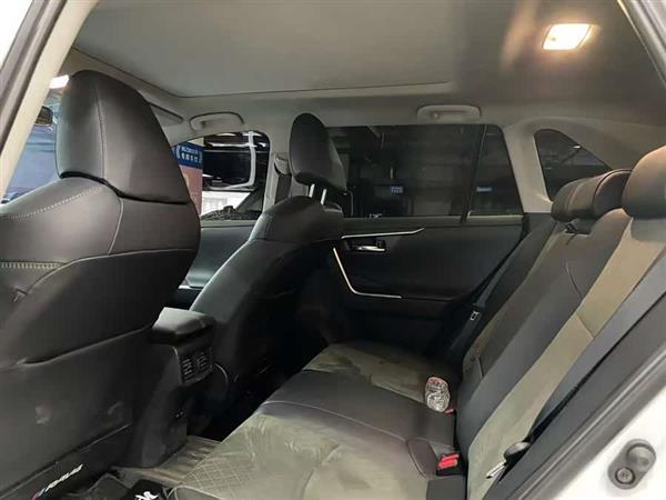 RAV4荣放 2023款 2.0L CVT四驱探险Plus版