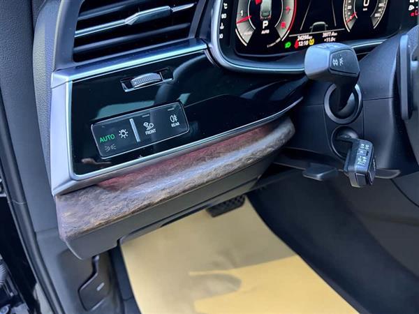 奥迪Q7 2023款 55 TFSI quattro S line运动型
