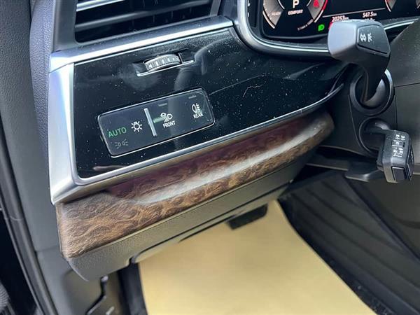 奥迪Q7 2024款 45 TFSI quattro S line运动型