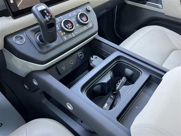 路虎卫士 2023款 90 3.0T P400 XS