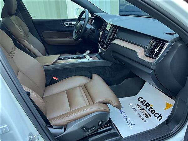 沃尔沃XC60插电式混动 2025款 插电式混动 长续航四驱智远豪华版