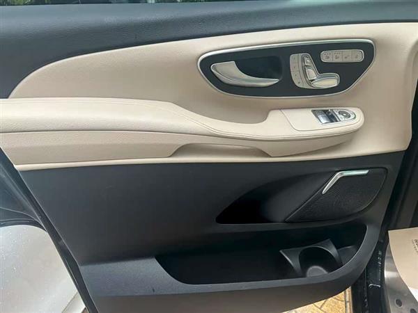 奔驰V级 2018款 V 260 L 尊贵加长版 国VI