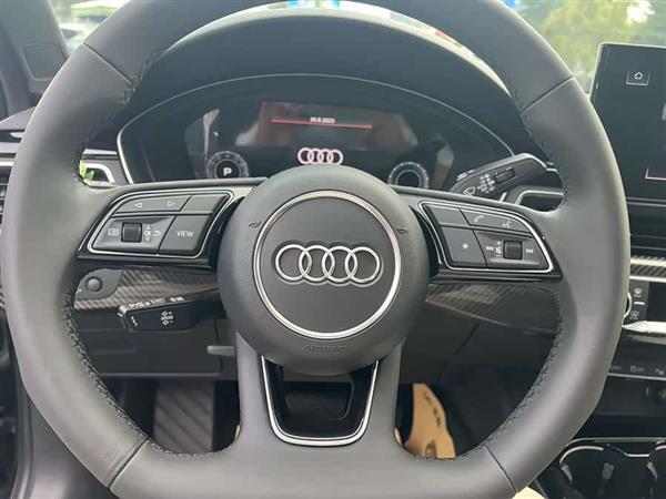 奥迪A4L 2022款 45 TFSI quattro 臻选动感型