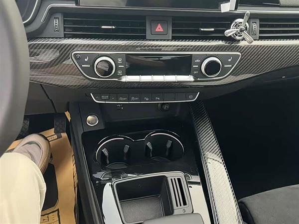 奥迪A4L 2022款 45 TFSI quattro 臻选动感型