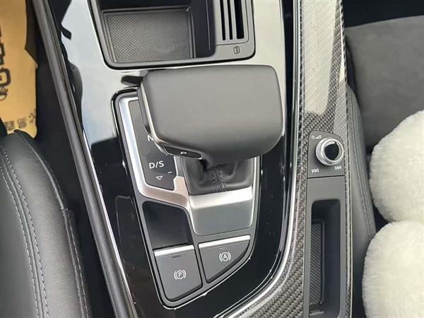 奥迪A4L 2022款 45 TFSI quattro 臻选动感型