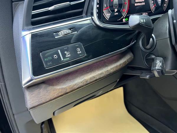 奥迪Q7 2021款 55 TFSI quattro S line运动型