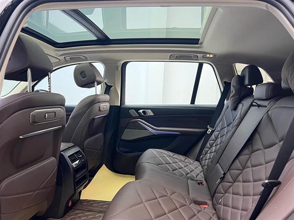 宝马X5 2023款 xDrive 30Li 尊享型M运动曜夜套装