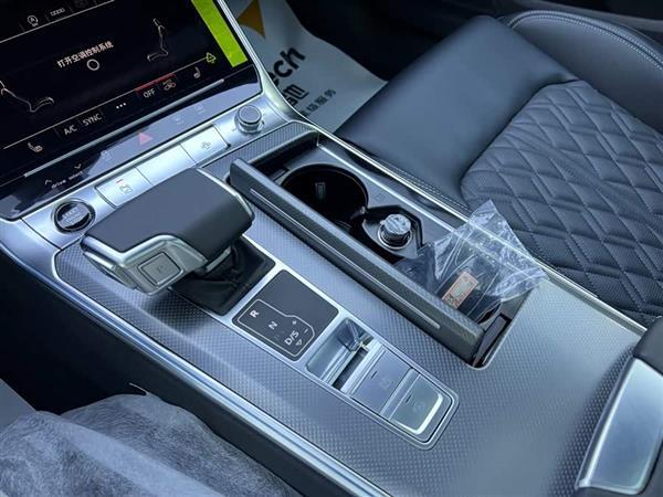 奥迪A6L 2025款 改款 45 TFSI 臻选动感型