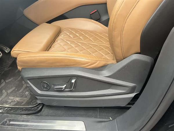 奥迪Q6 2024款 50 TFSI quattro 行云型 羽林套装 6座