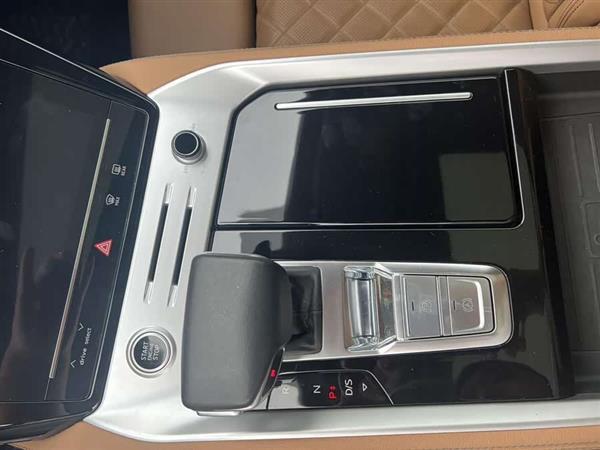 奥迪Q6 2024款 50 TFSI quattro 行云型 羽林套装 6座