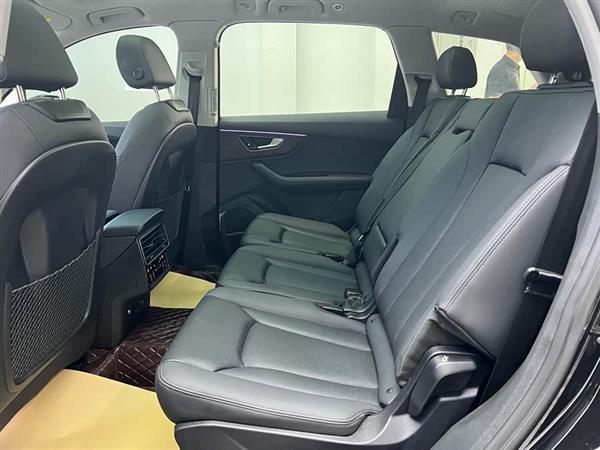 奥迪Q7 2023款 55 TFSI quattro S line运动型