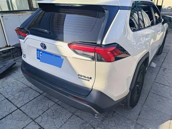 RAV4荣放 2022款 双擎 2.5L E-CVT四驱精英Plus版