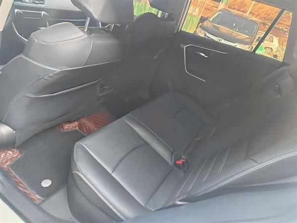 RAV4荣放 2022款 双擎 2.5L E-CVT四驱精英Plus版