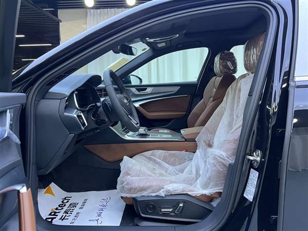 奥迪A6L 2025款 改款 45 TFSI 臻选动感型