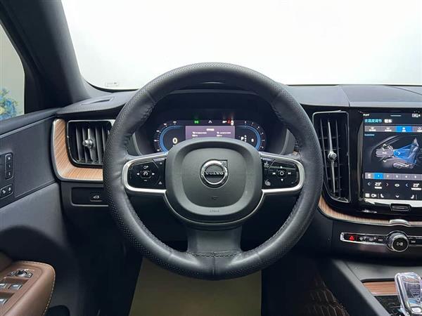 沃尔沃XC60 2025款 B5 四驱智远豪华版