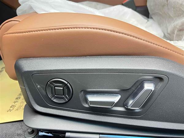 奥迪A6L 2025款 改款 45 TFSI 臻选动感型