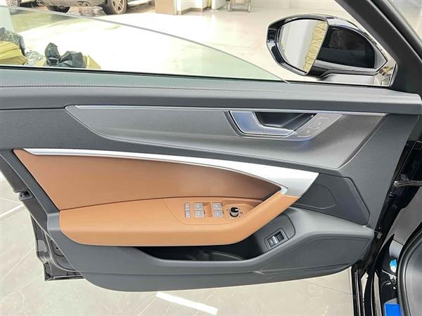 奥迪A6L 2025款 改款 45 TFSI 臻选动感型