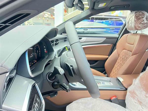 奥迪A6L 2025款 改款 45 TFSI 臻选动感型