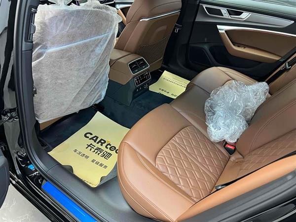 奥迪A6L 2025款 改款 45 TFSI 臻选动感型