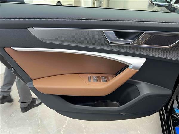 奥迪A6L 2025款 改款 45 TFSI 臻选动感型