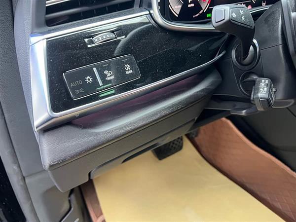 奥迪Q8 2023款 55 TFSI 豪华动感型