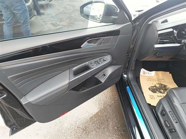 帕萨特 2022款 330TSI 尊贵版